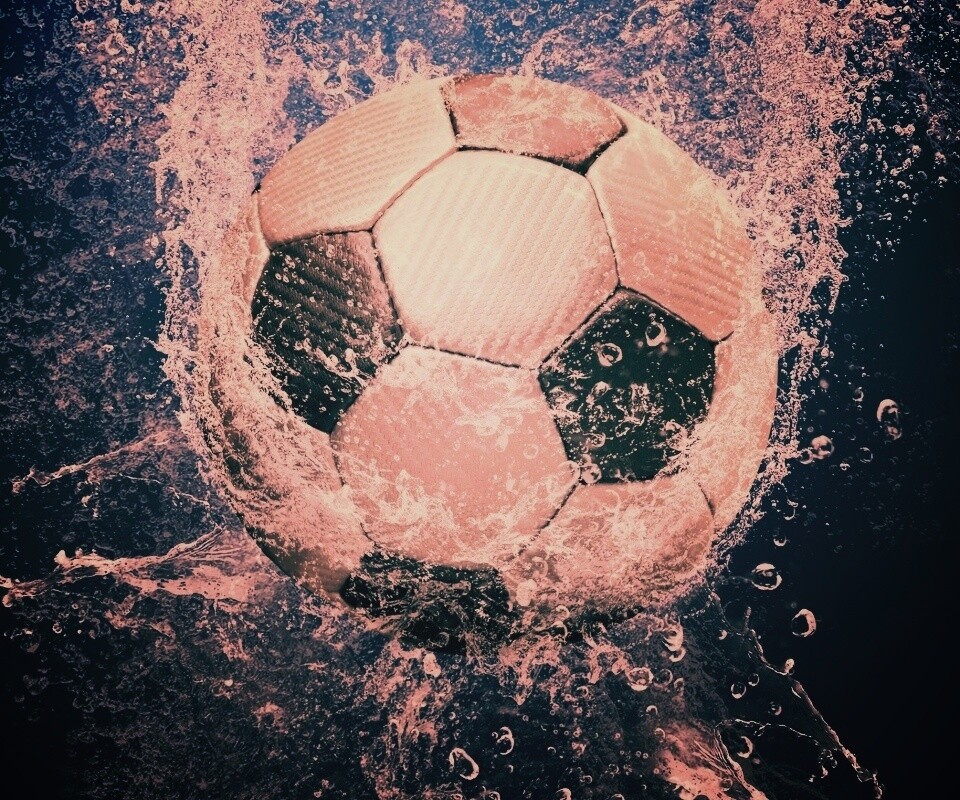 Футбольный мяч в воде обои