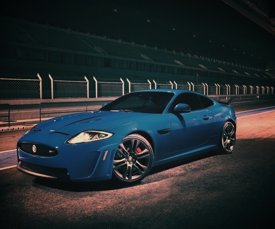 Синий спорткар на гоночном треке обои