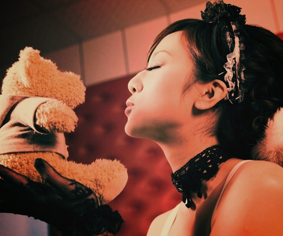 Азиатка любит медвежонка обои