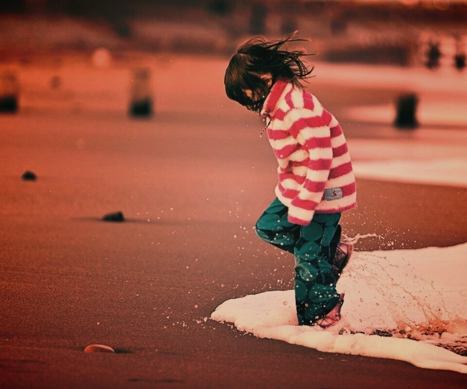 Ребенок и волна обои