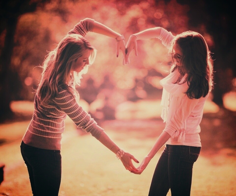 Две девушки и сердце из рук обои