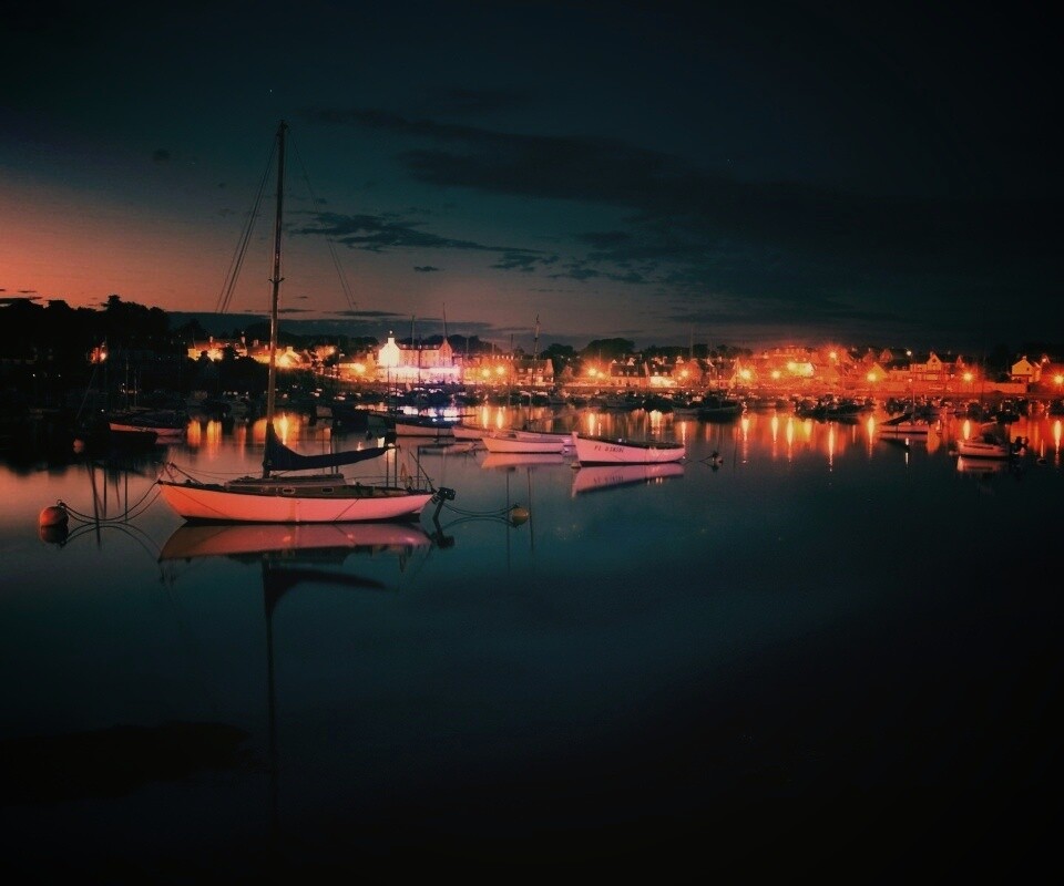 Лодки на вечерней воде обои