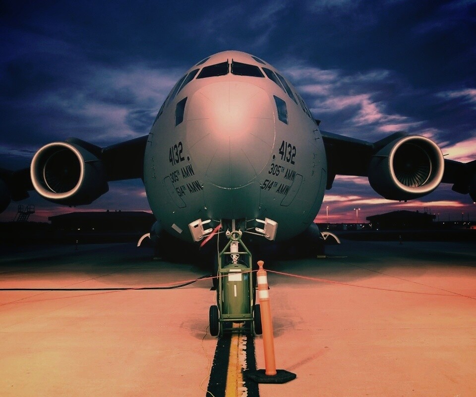 Самолет на взлетной полосе обои