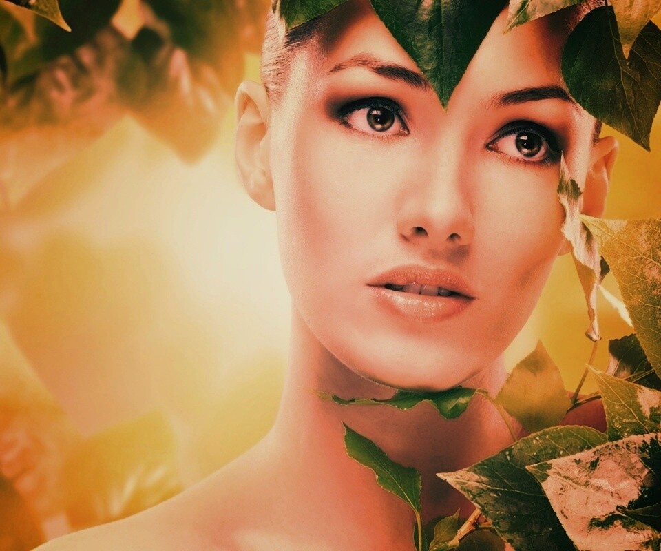 Девушка с зелеными листьями обои