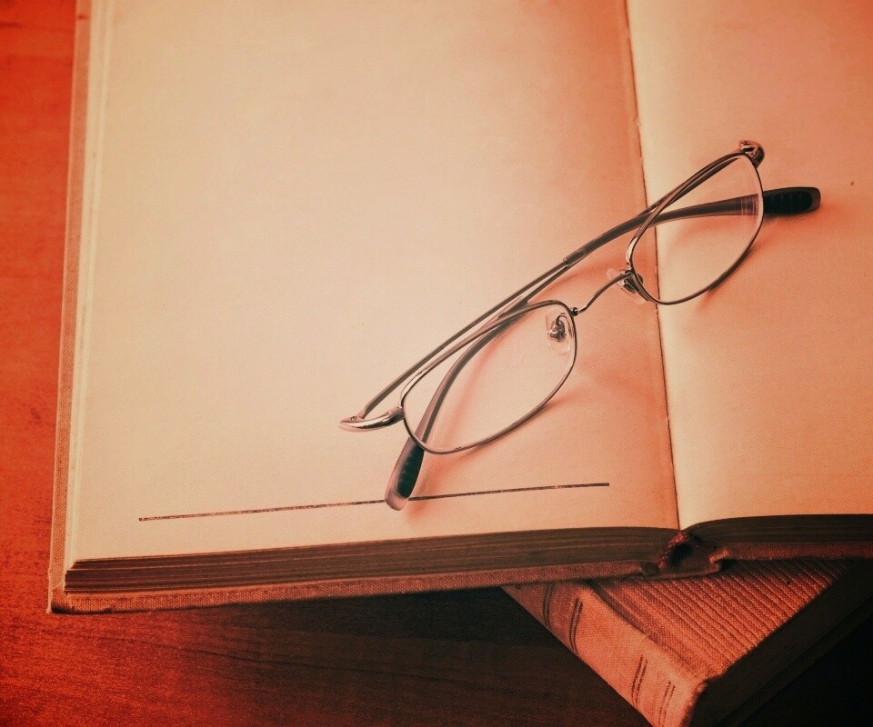 Очки и блокнот обои