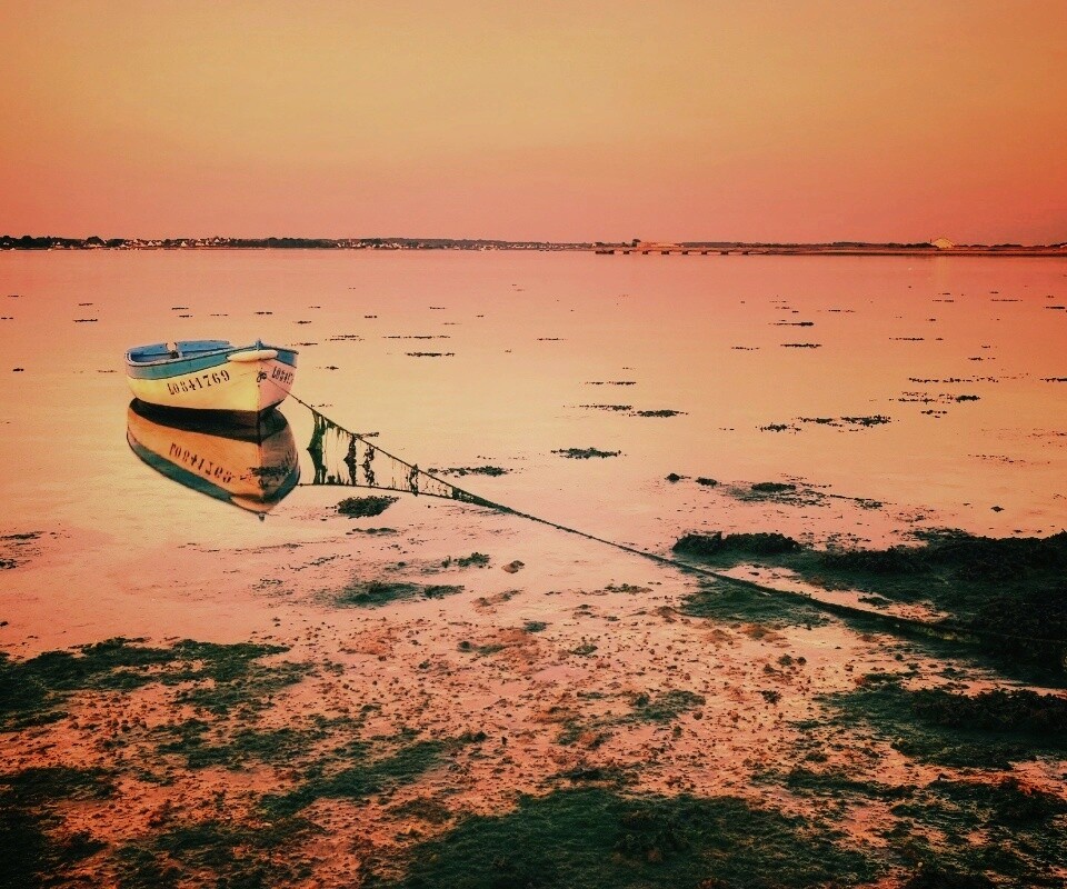 Лодка на илистом берегу обои