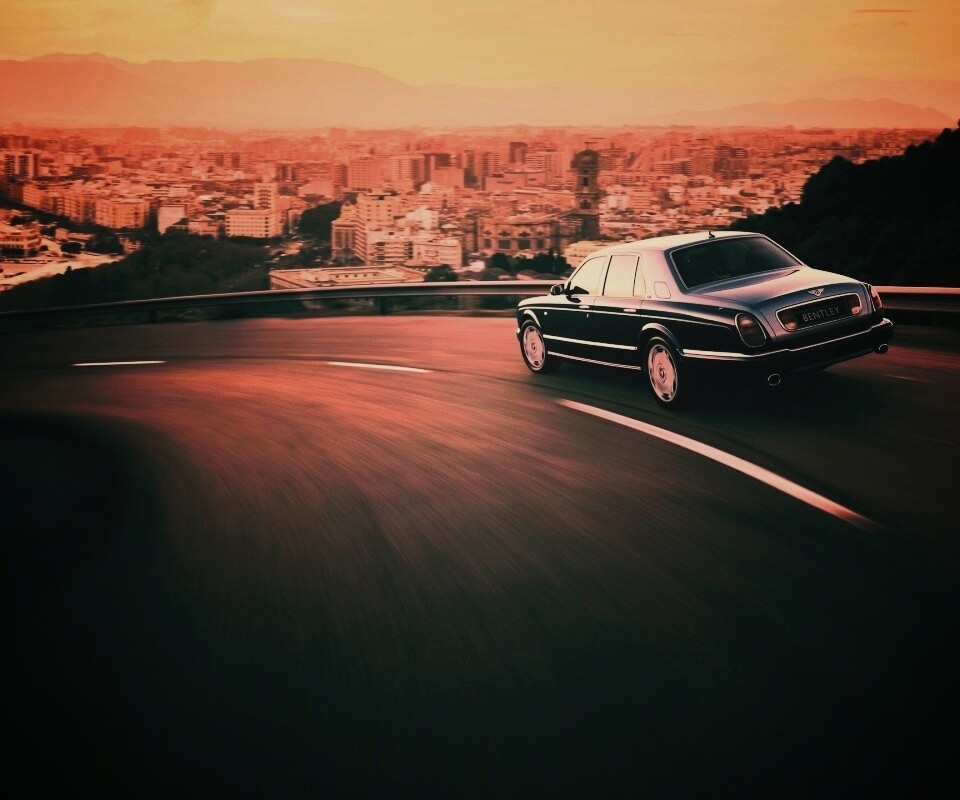 Черный Бентли на повороте обои