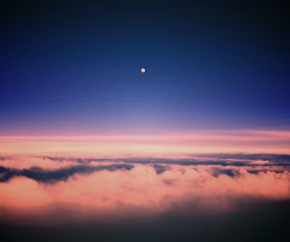 Одинокая луна над облаками обои