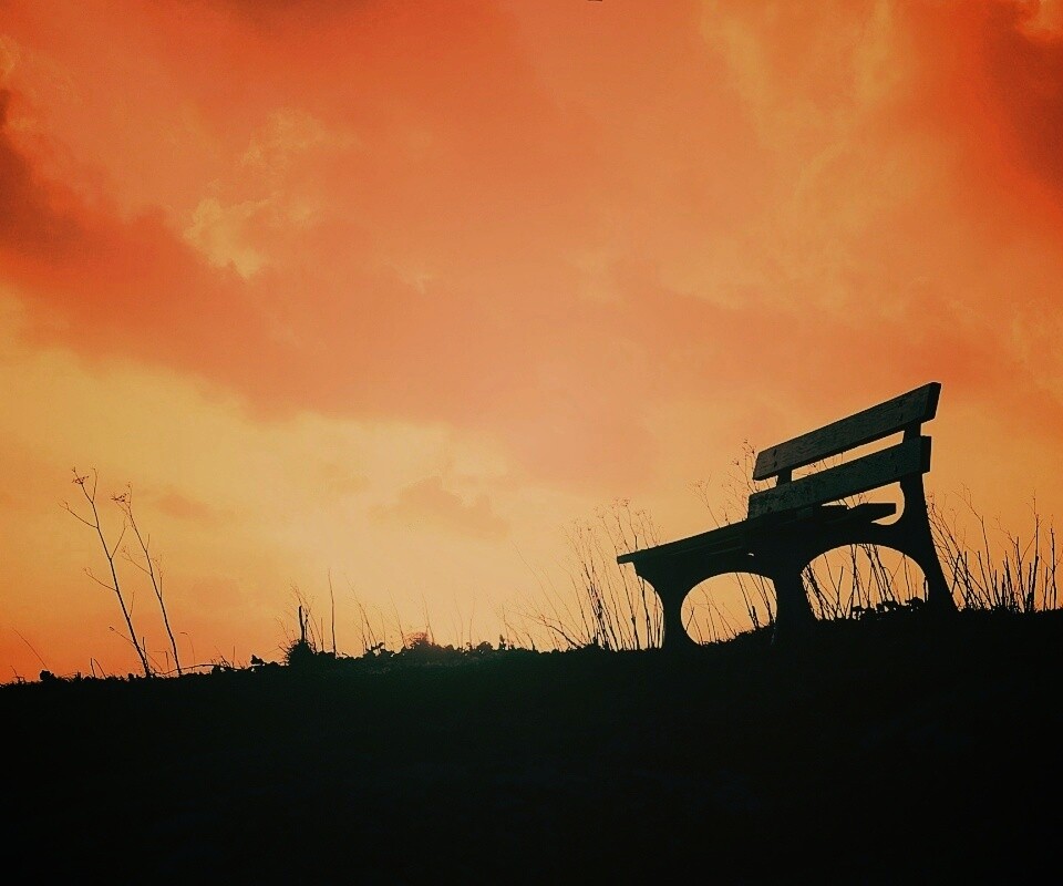 Силуэт скамейки на фоне неба обои