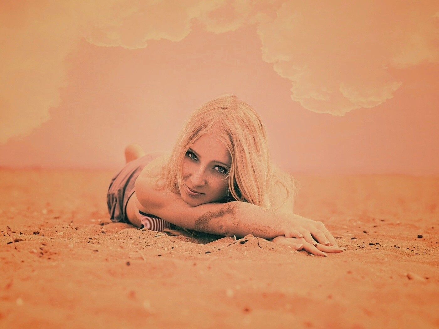 Девушка на пляже обои