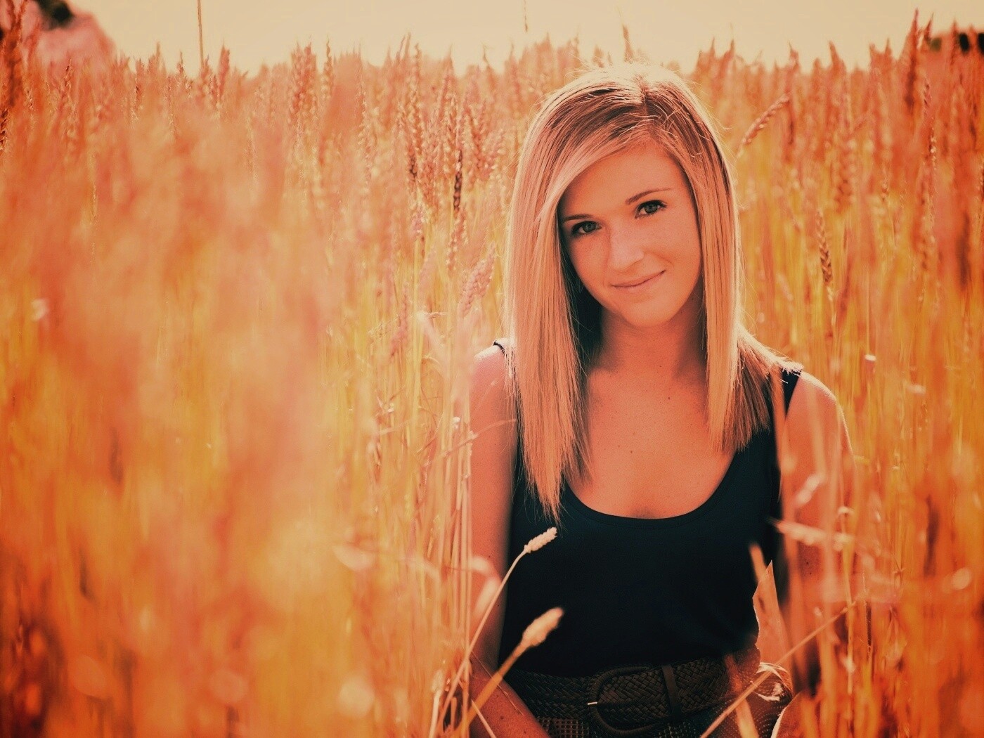 Девушка во ржи обои