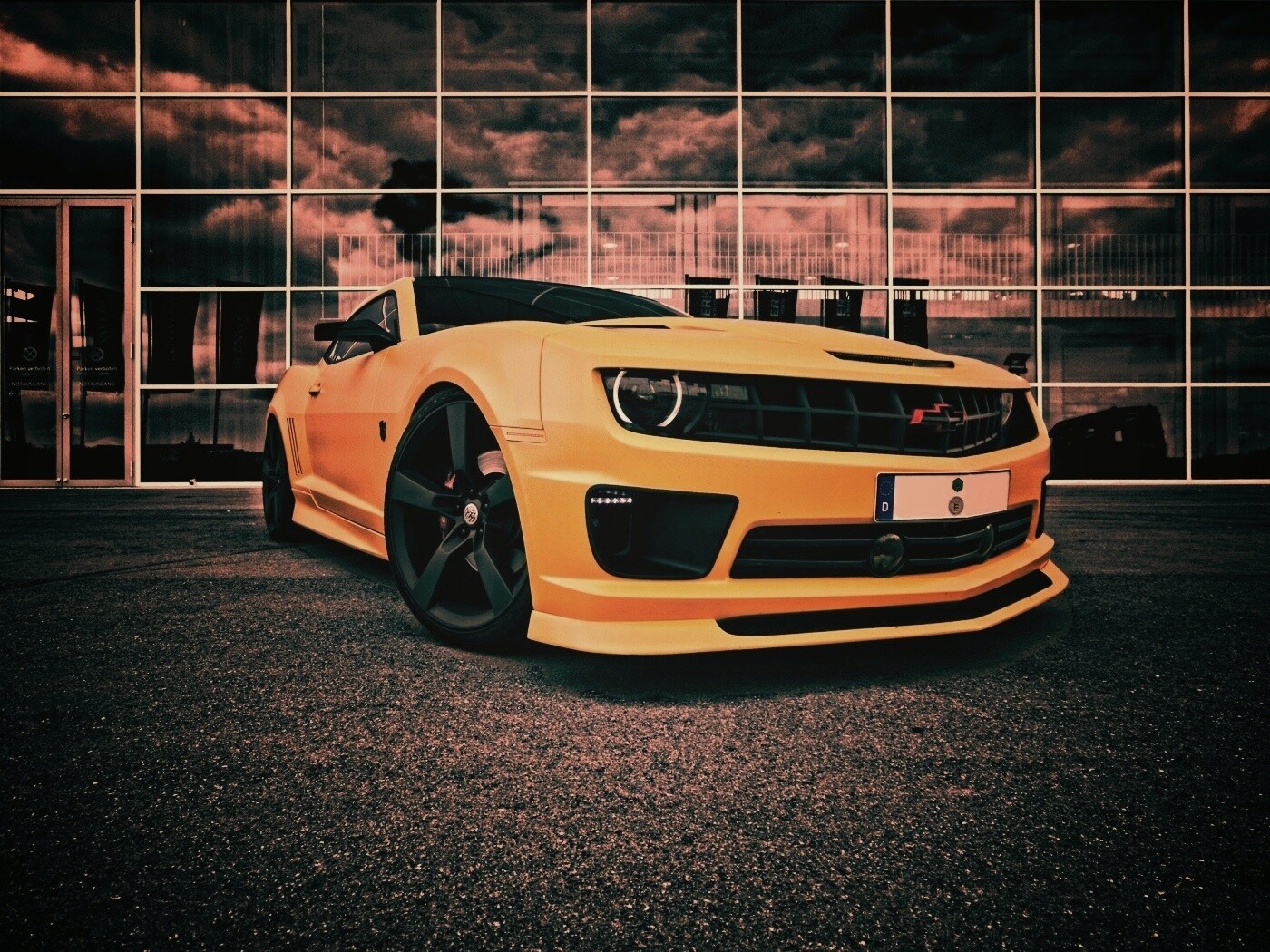 Желтый монстр обои