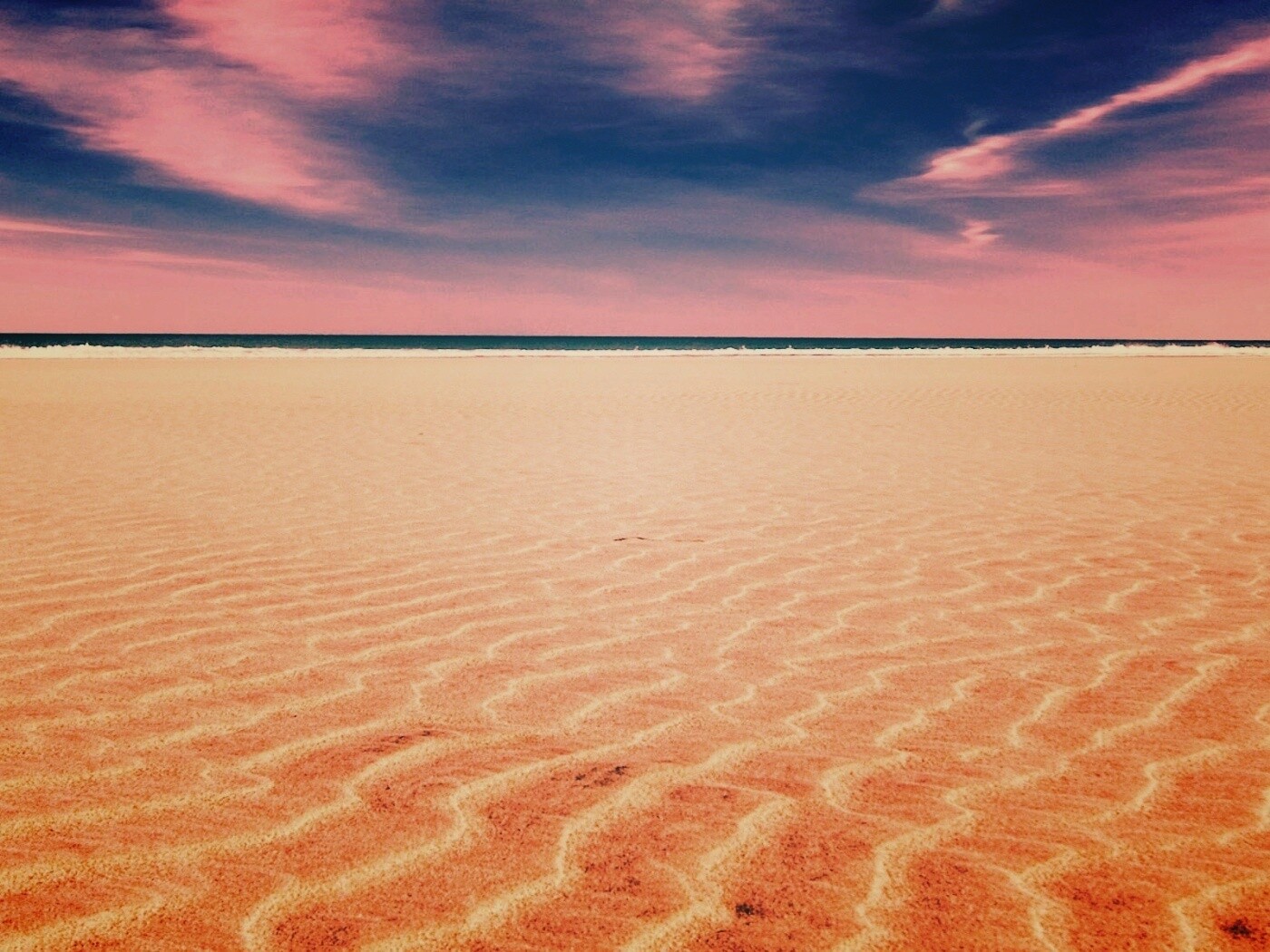 Пустыня на фоне моря обои