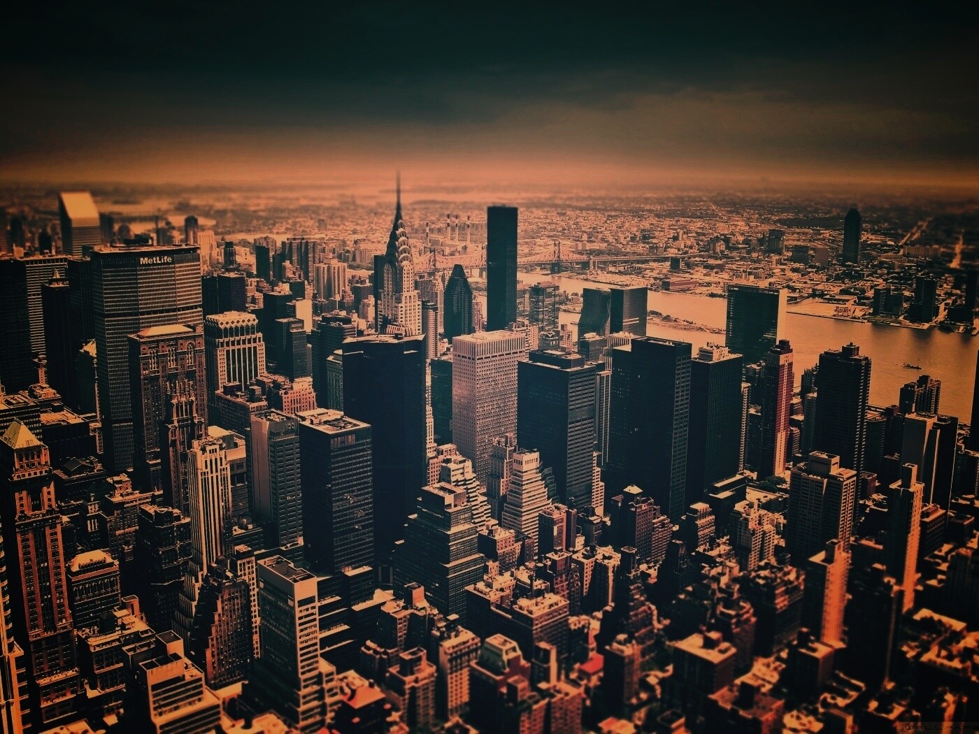 Темное небо над городом обои