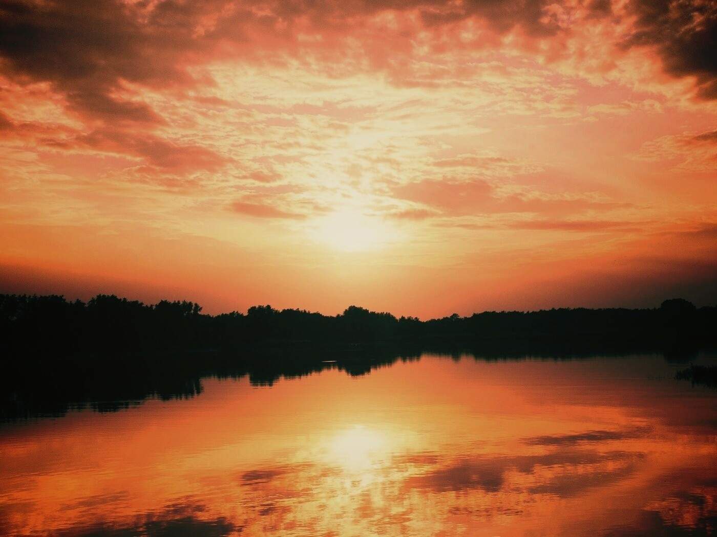 Закат отражается в озере обои