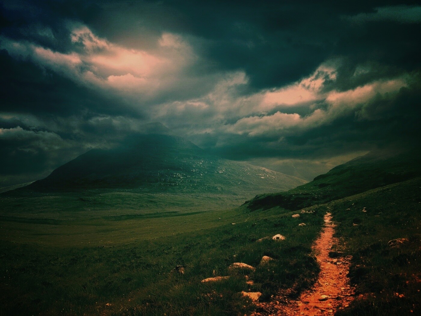 Тропинка средь холмов обои