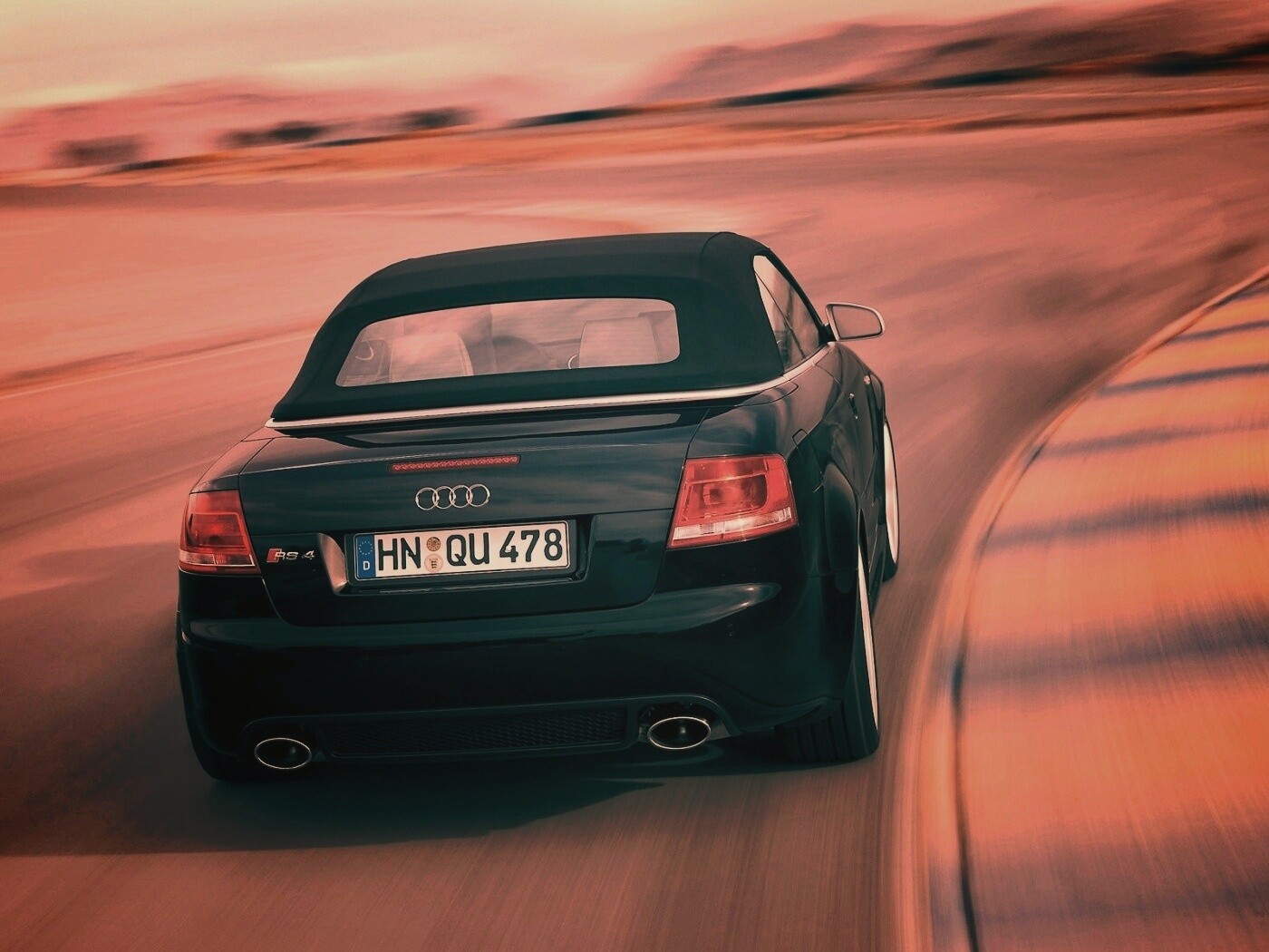 Audi RS 4 с тряпичной крышей обои