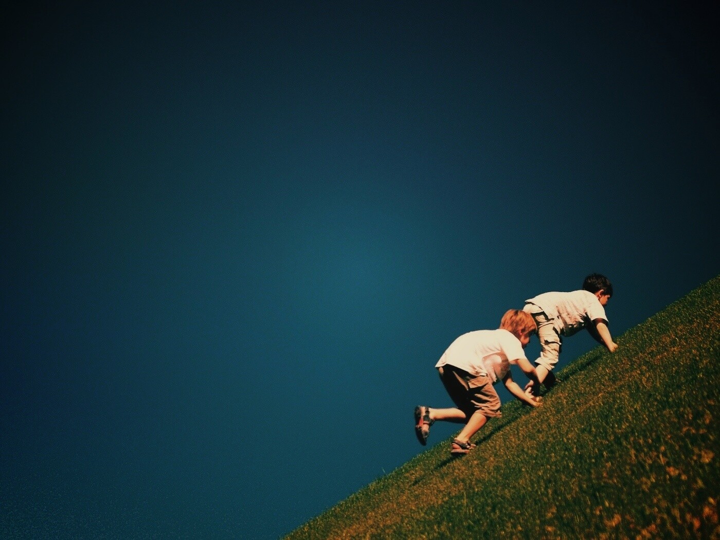 Дети взбираются в гору обои