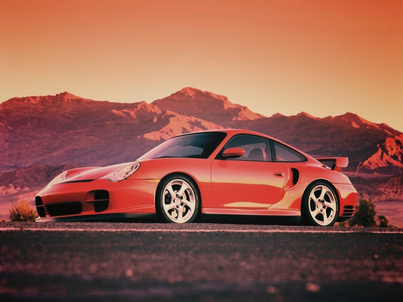 Красный Порше на фоне гор обои