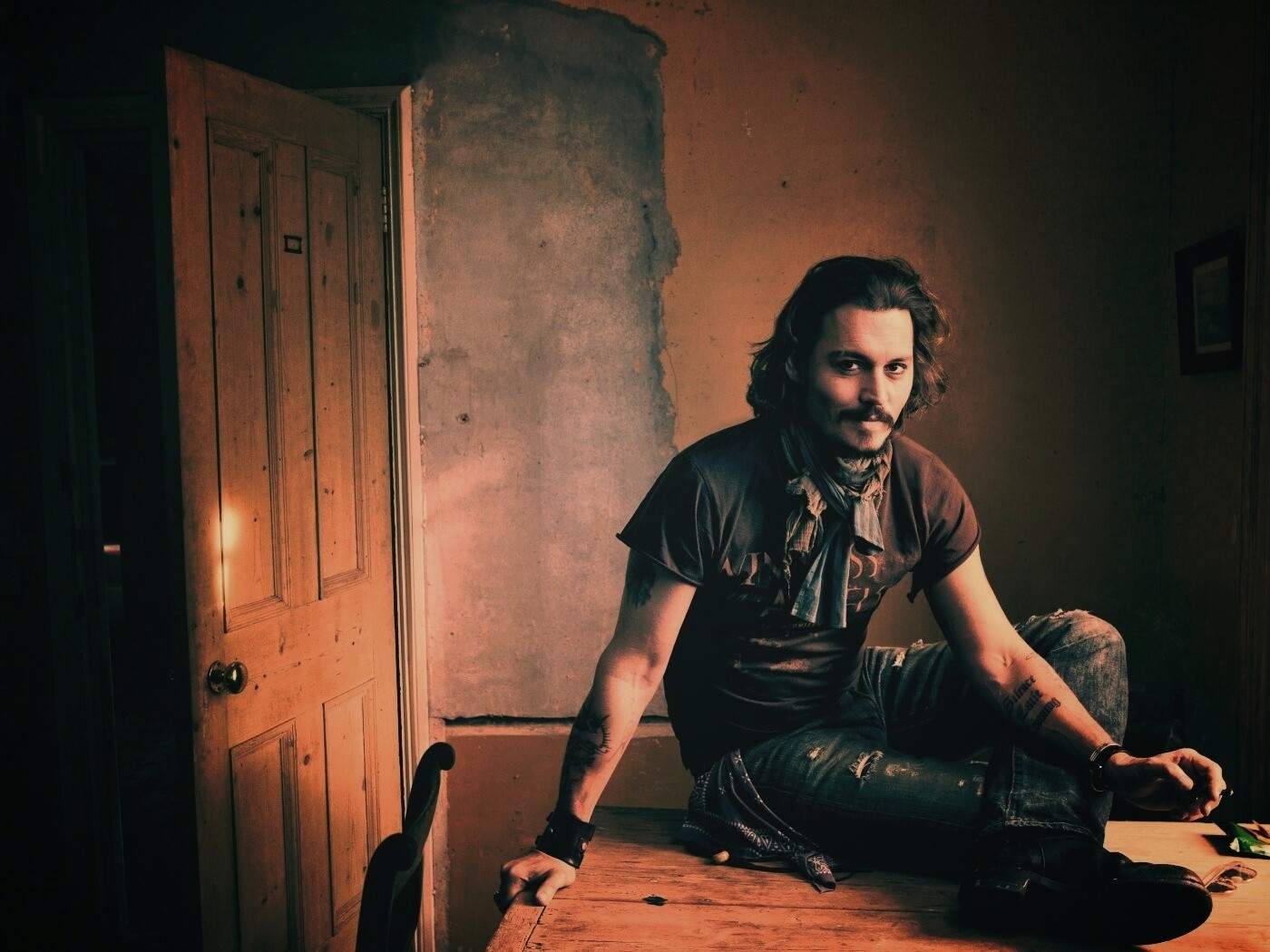 Джонни Депп на столе обои