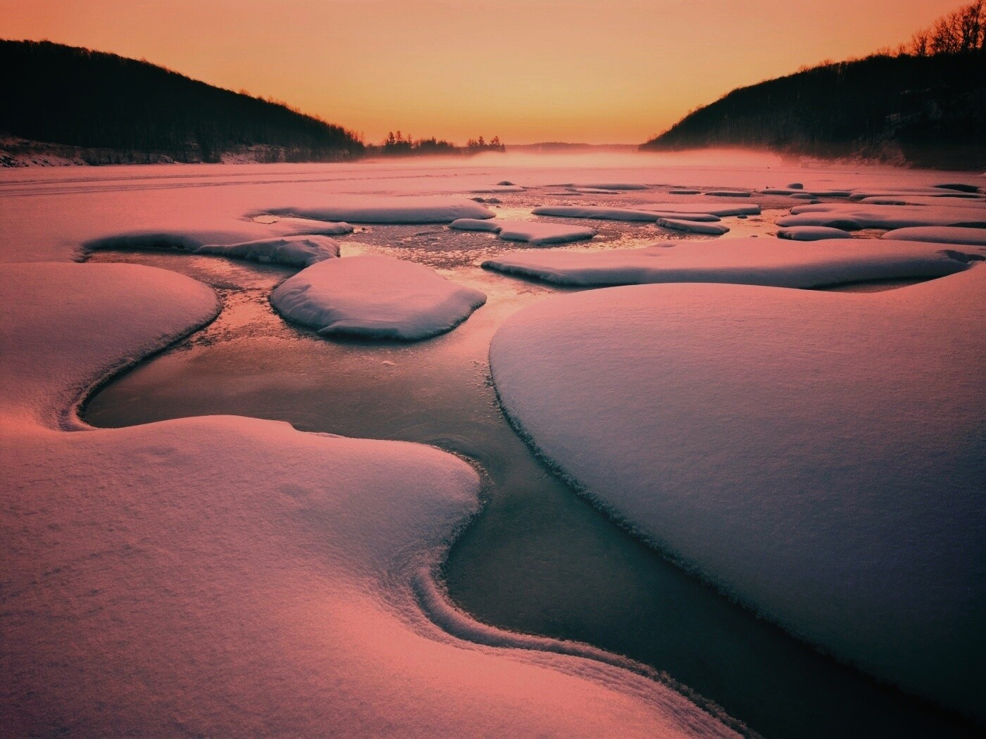 Полынья на замерзшем озере обои