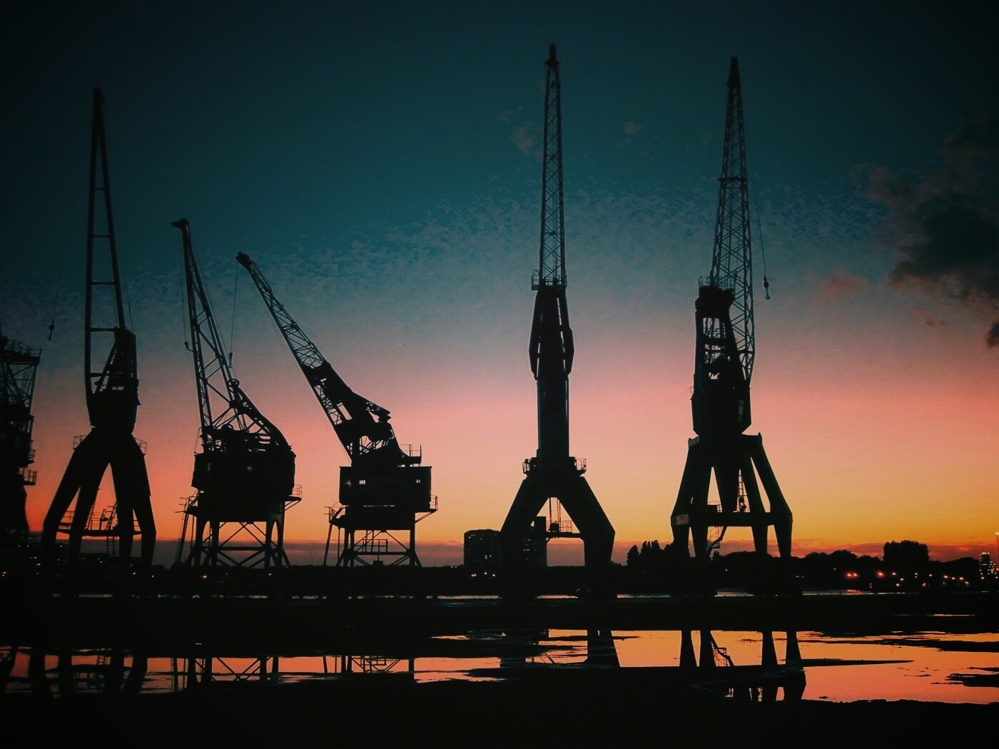 Силуэты портовых кранов обои