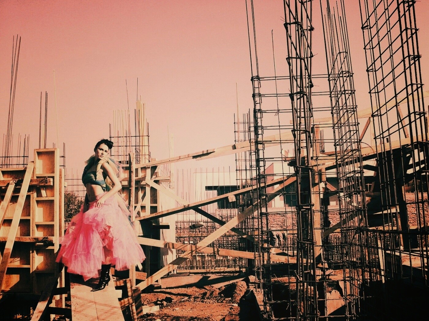 Девушка на стройке обои