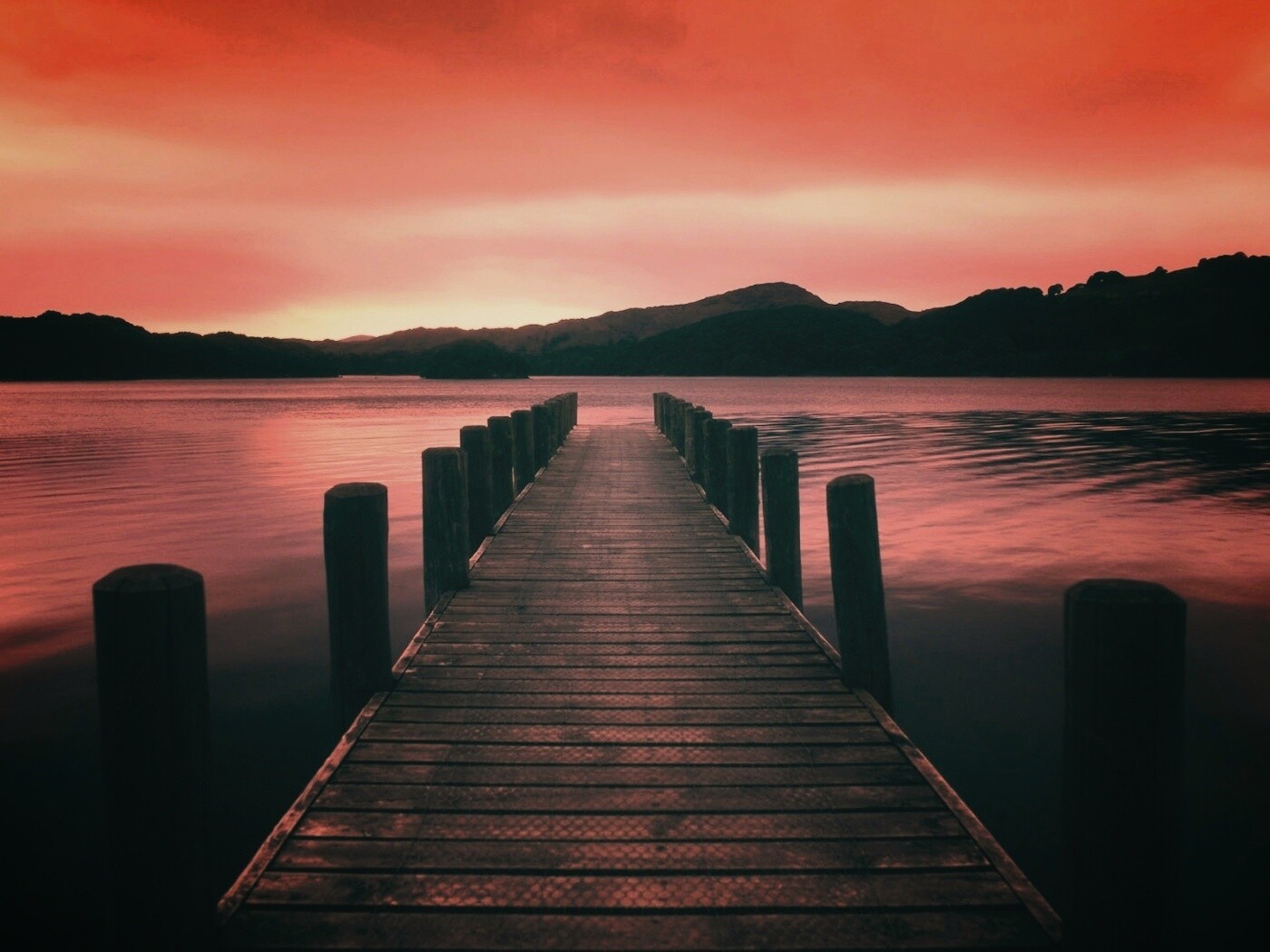 Деревянный причал на озере обои