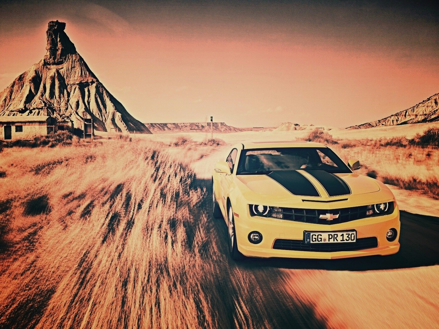 Камаро на пустынной дороге обои