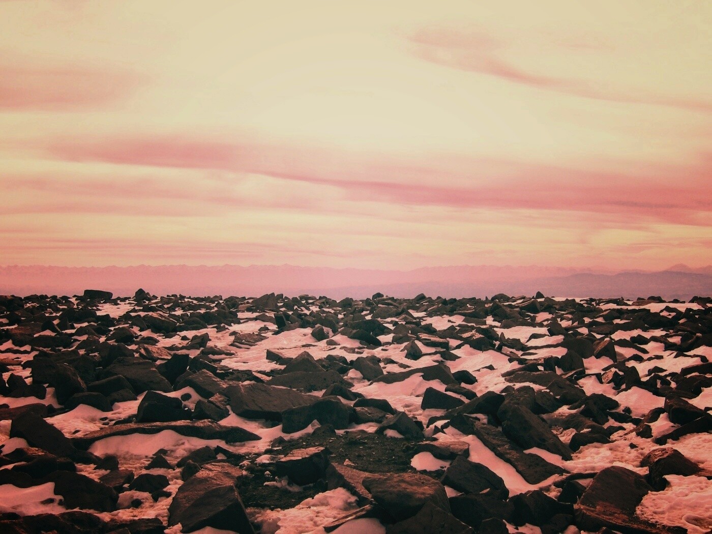 Заснеженная каменистая равнина обои