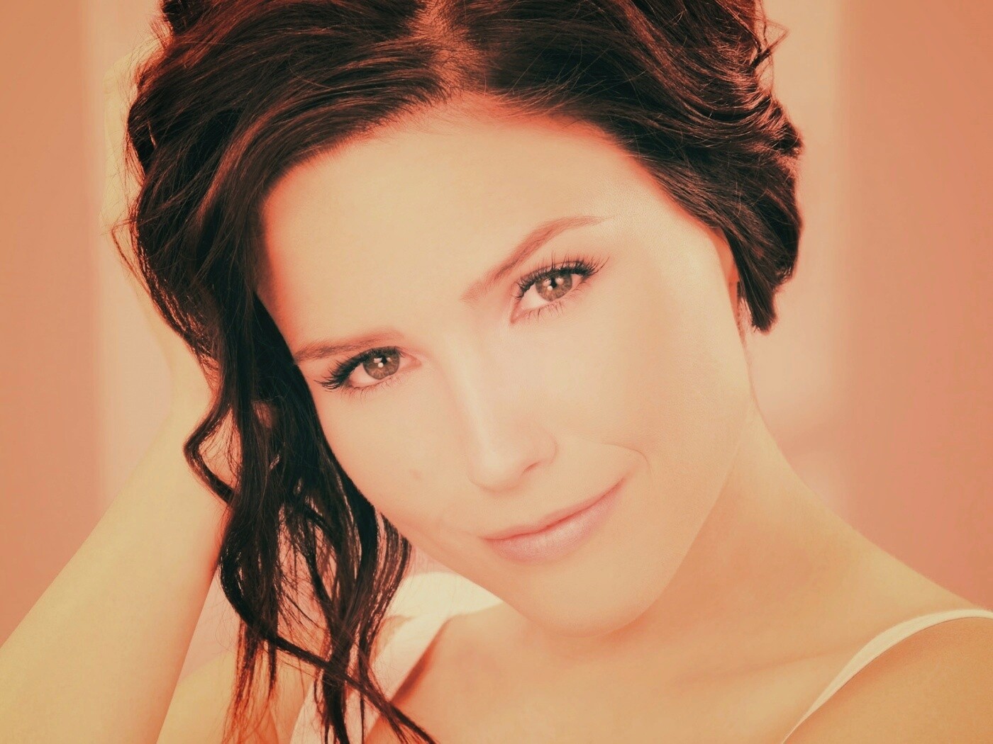 Симпотичная шатенка обои