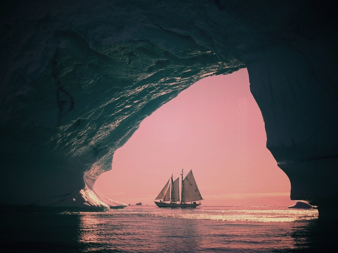 Парусник под ледяной аркой обои