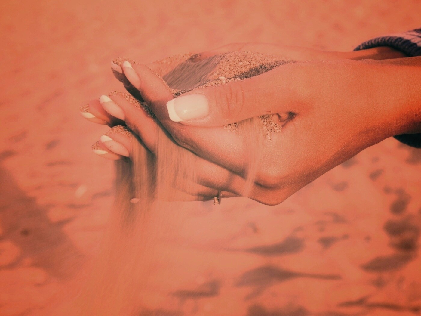 Песок сквозь пальцы обои