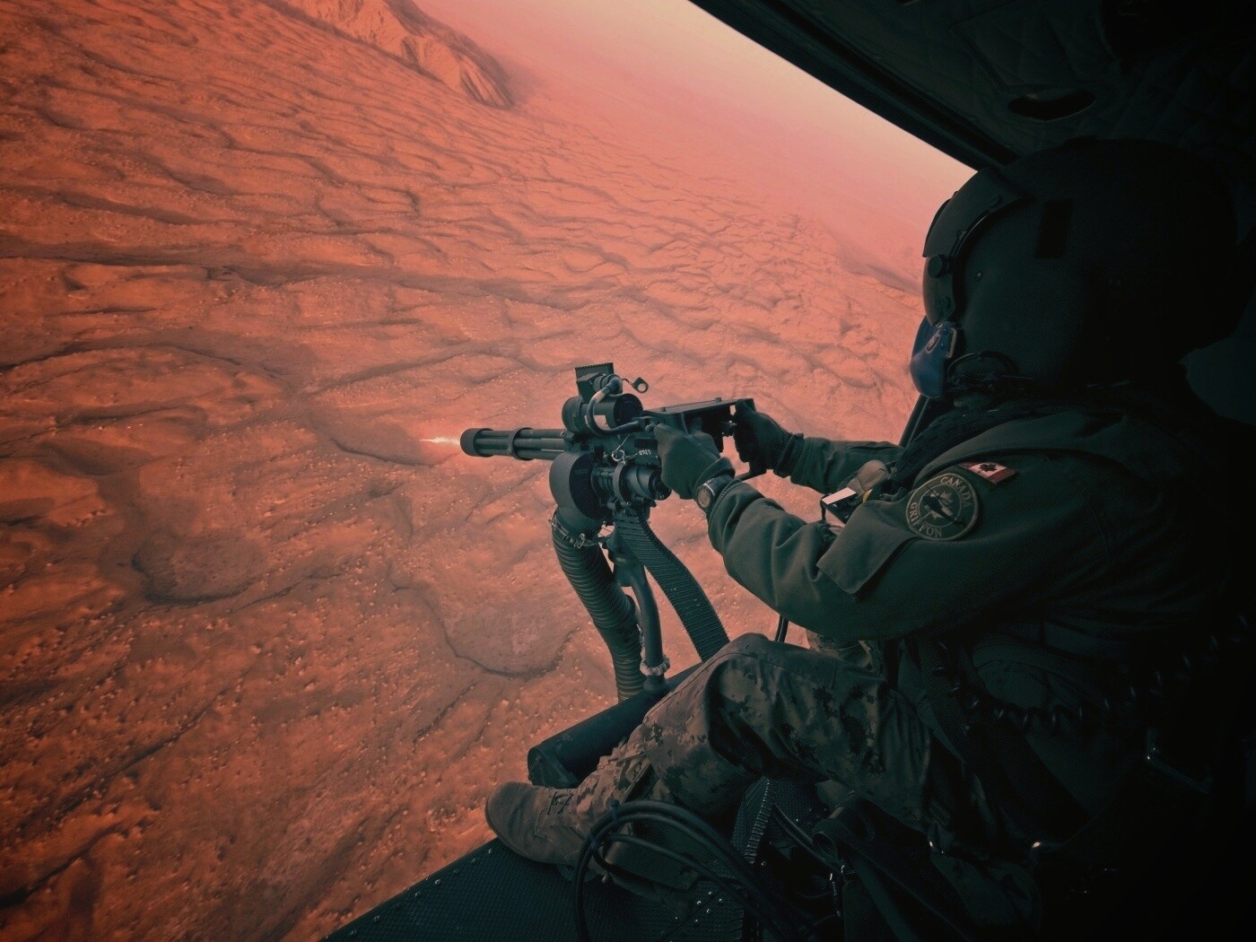 Обстрел с борта вертолета обои