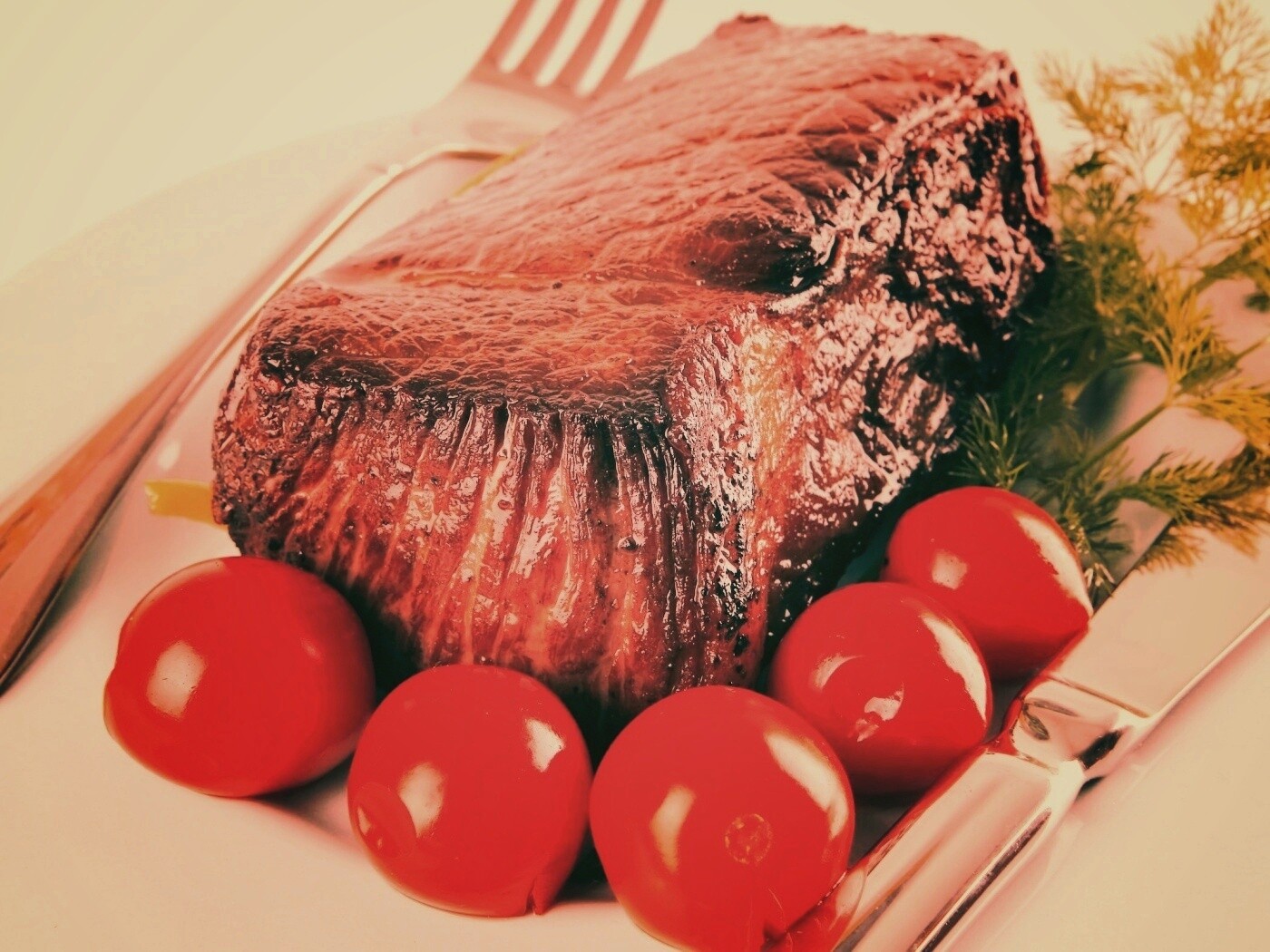 Стейк с помидорами обои
