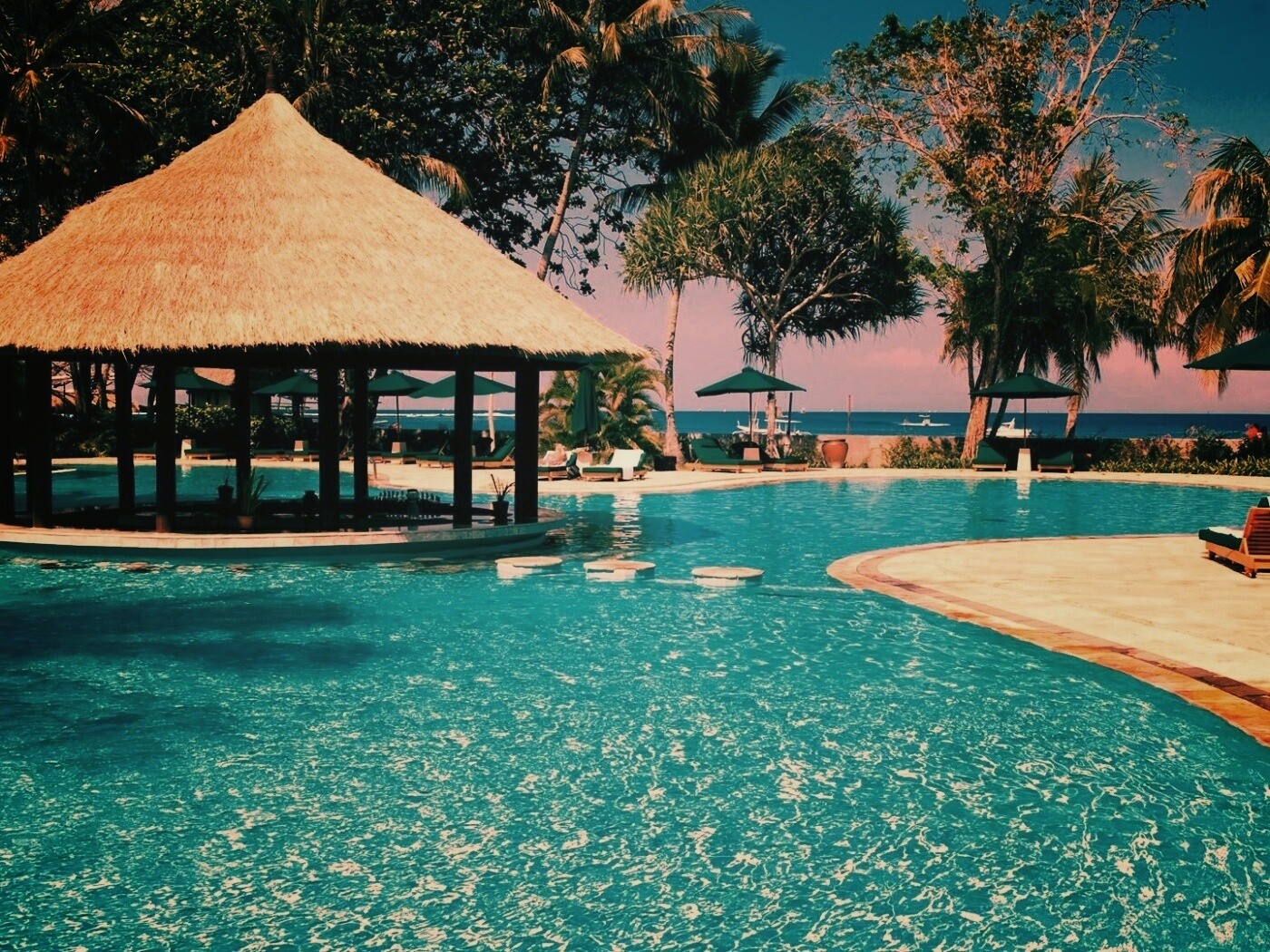 Бассейн отеля обои