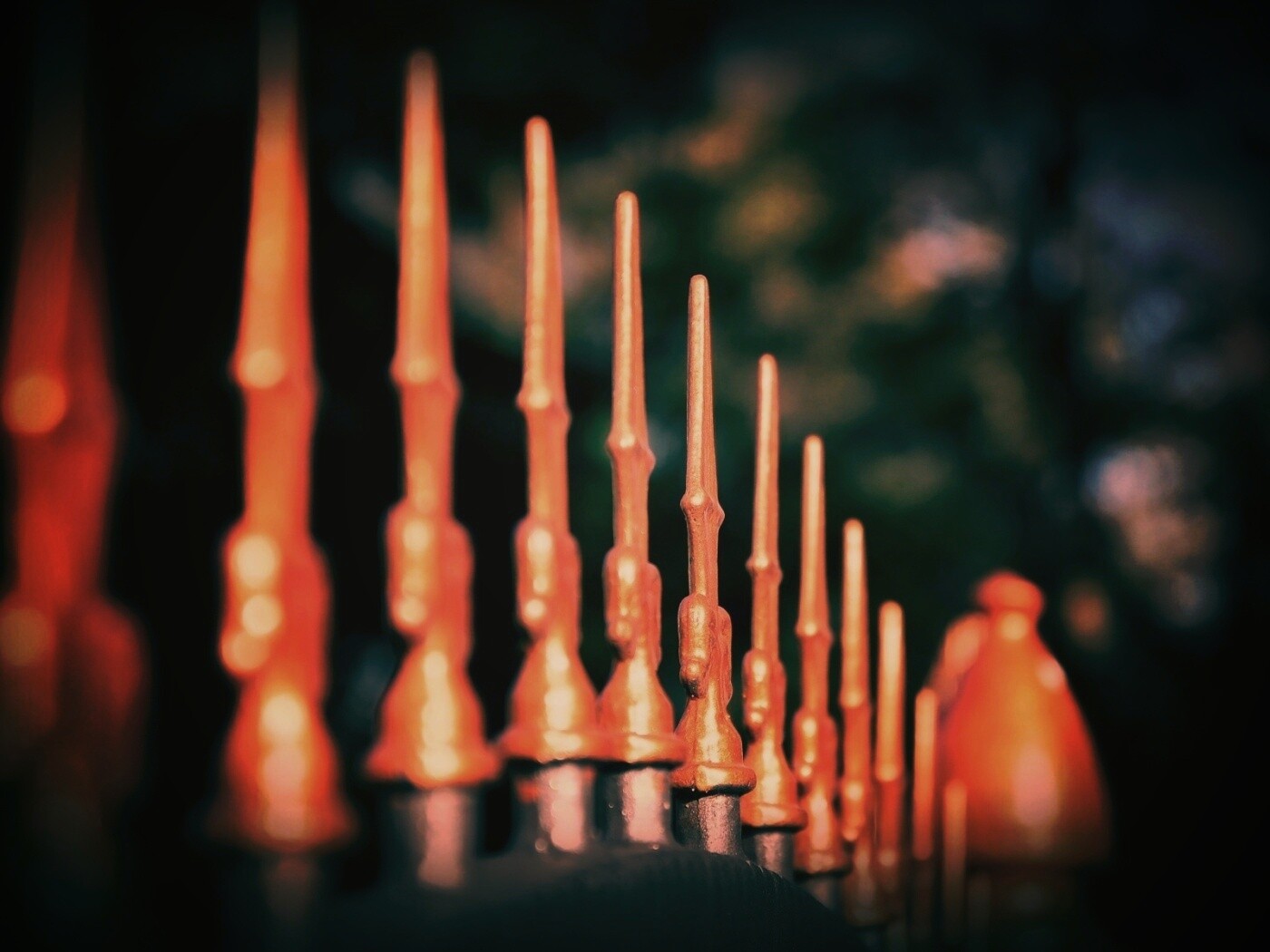 Оранжевые наконечники на ограде обои