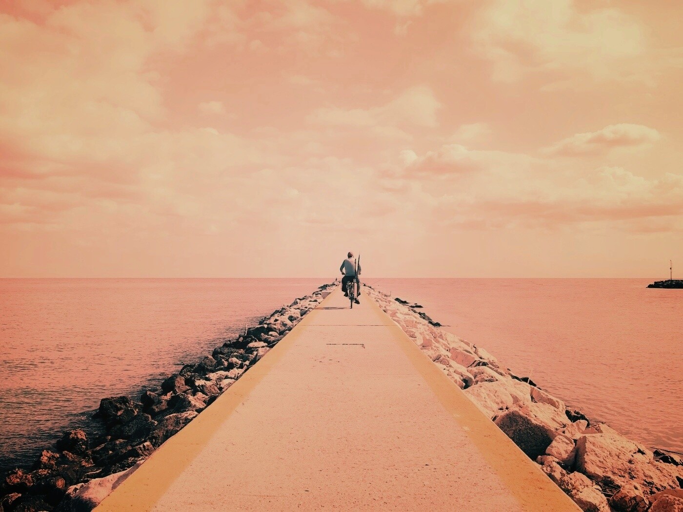 Велосепидист на волнорезе обои