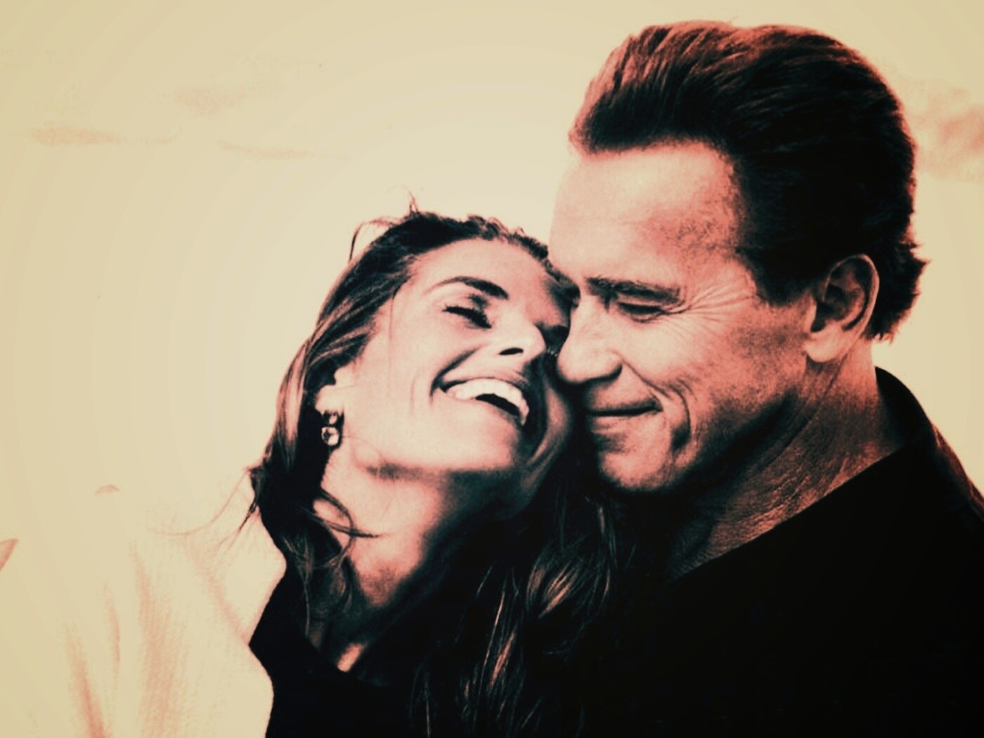 Арнольд Шварцнегер с девушкой обои