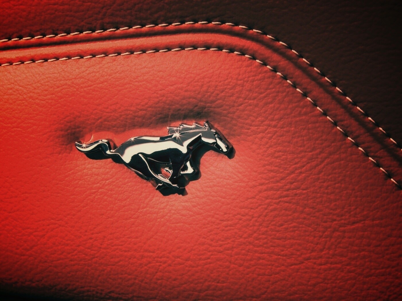 Кожаный салон Форда Мустанг обои