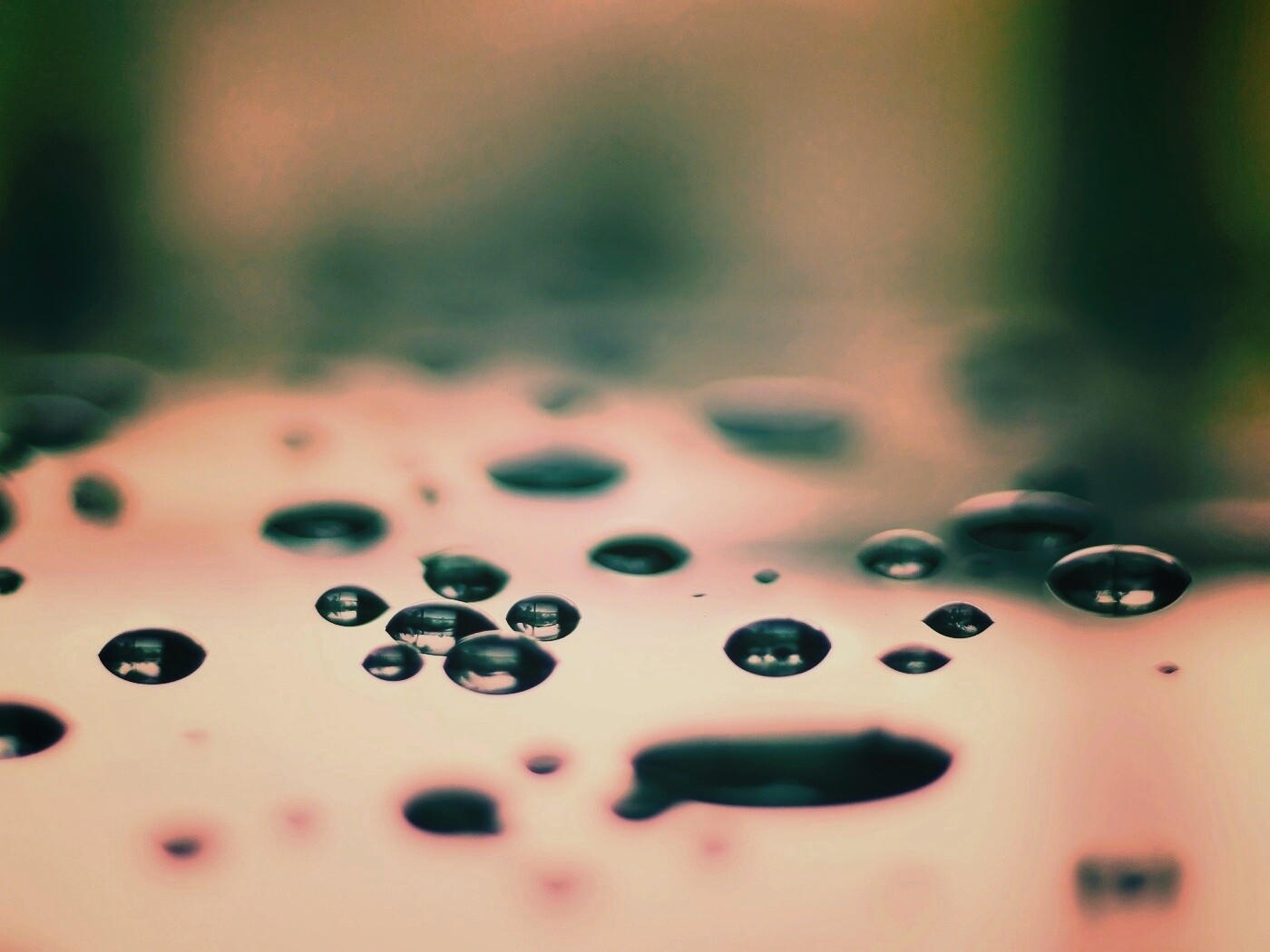 Темные капли на зеркальнйо поверхности обои