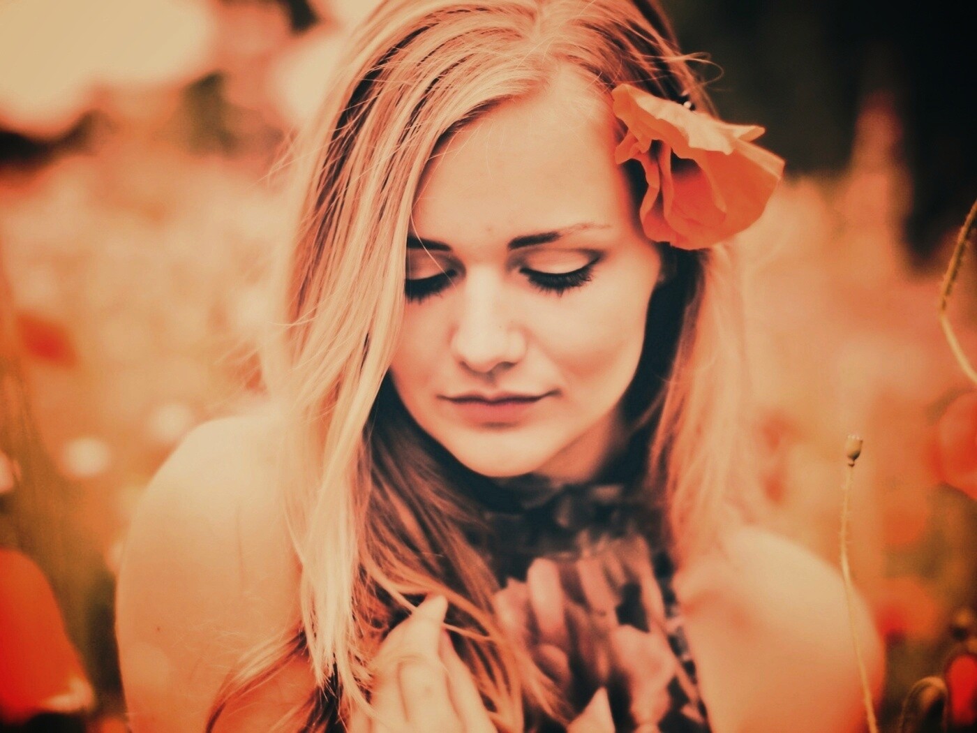 Блондинка в маках обои