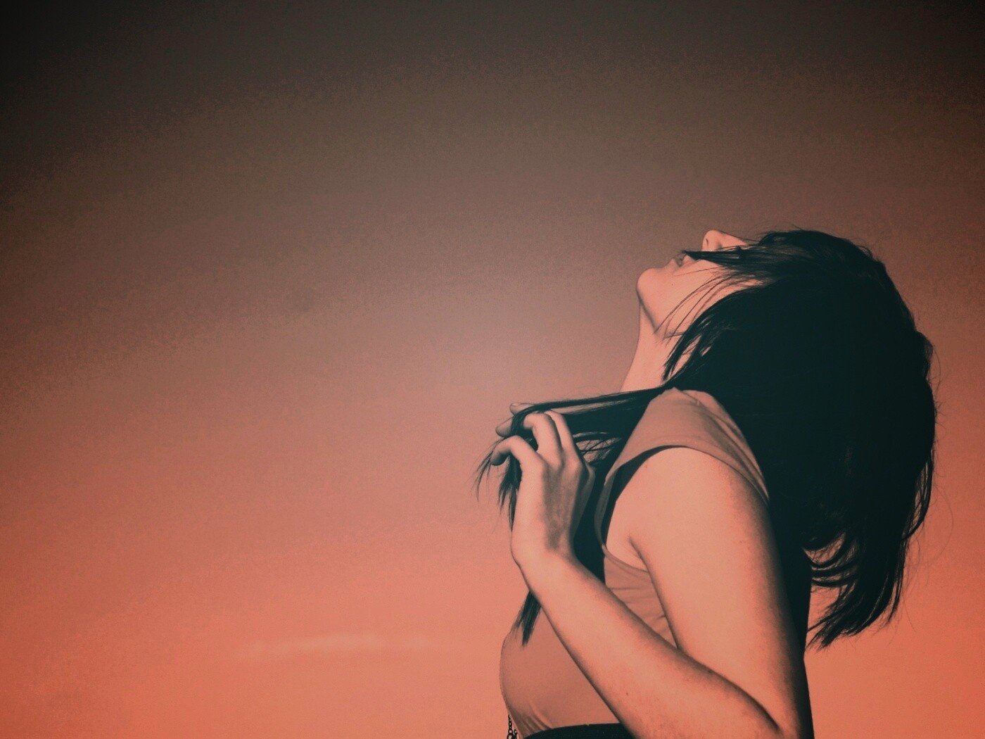 Взгляд брюнетки в небо обои