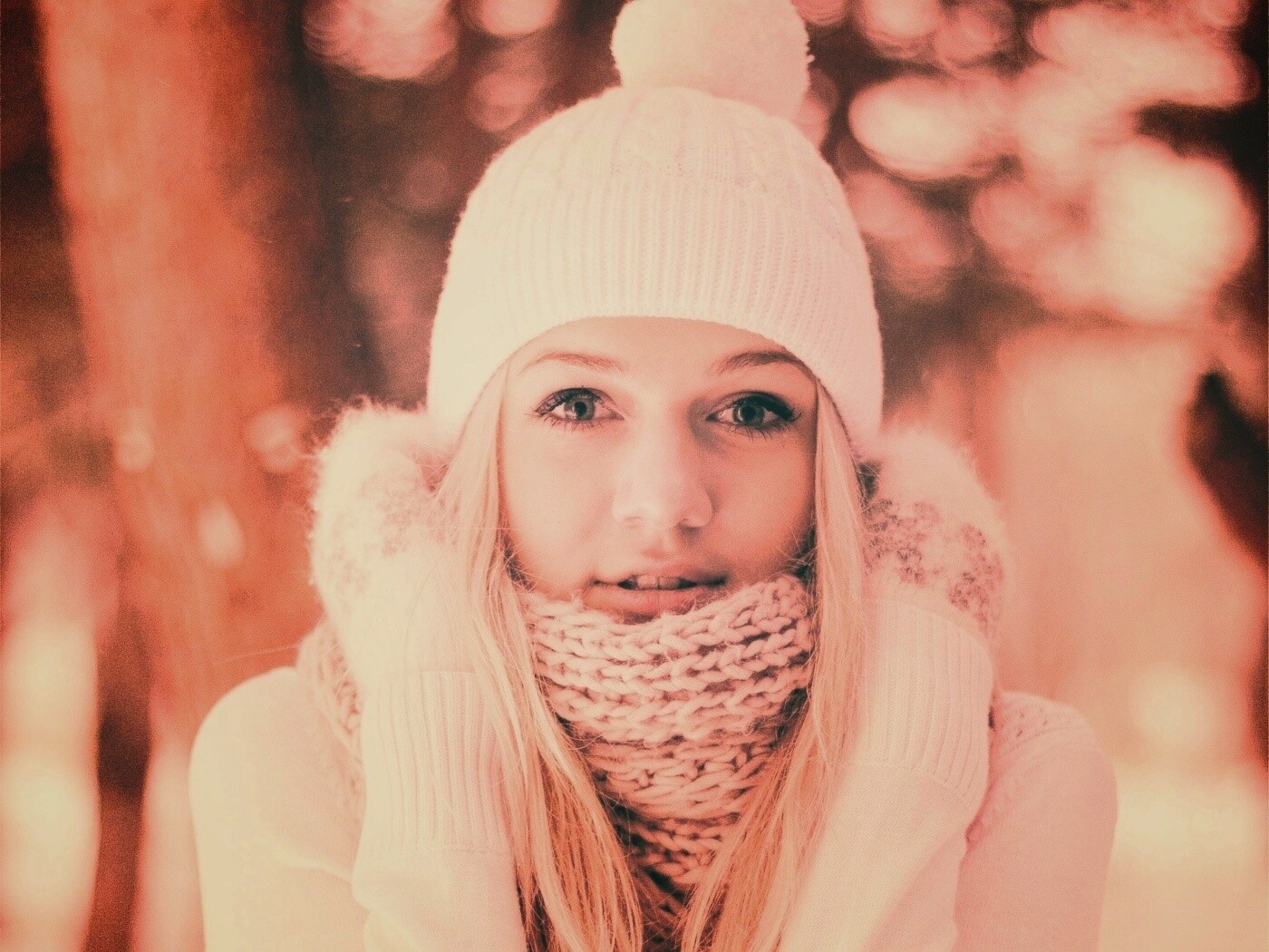 Девушка в белом в снежном лесу обои