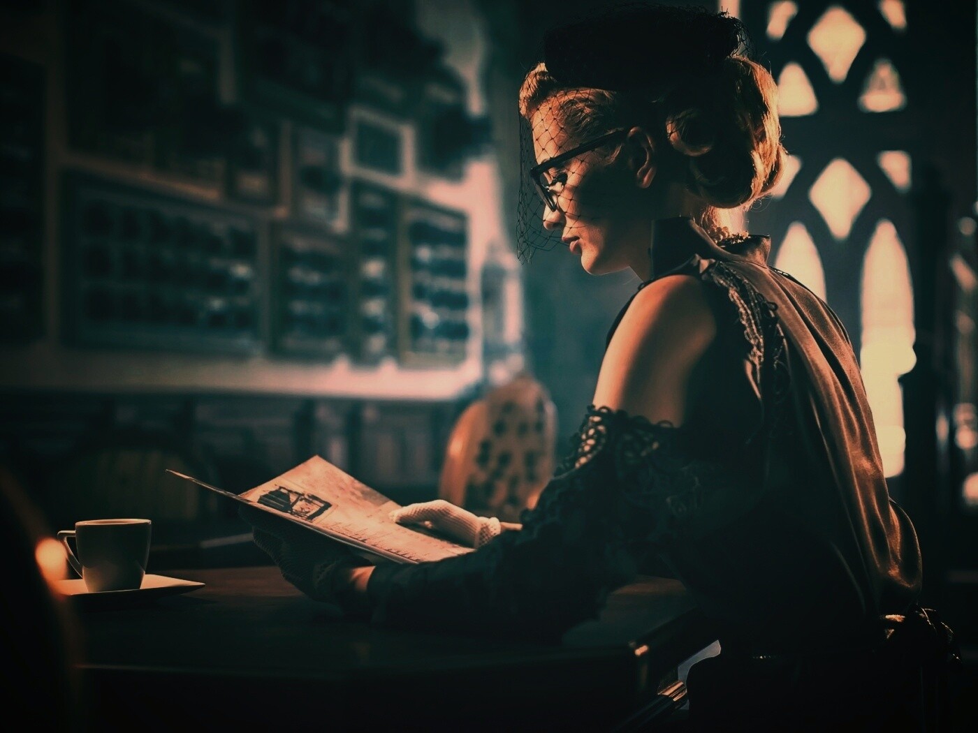 Витажная девушка в кафе обои