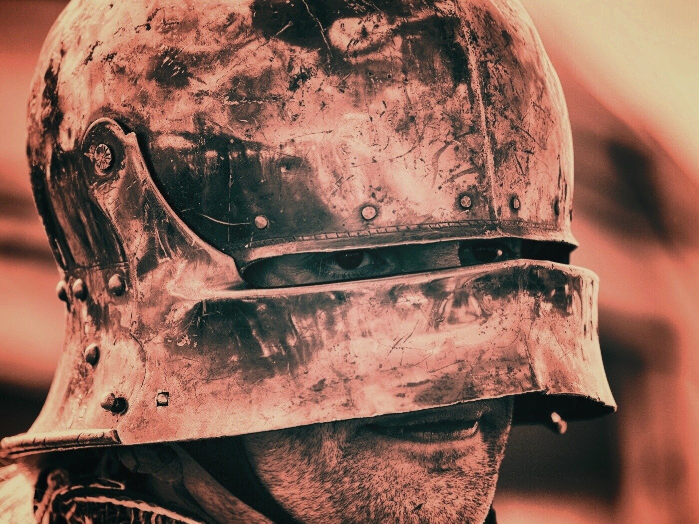 Человек в доспехах обои