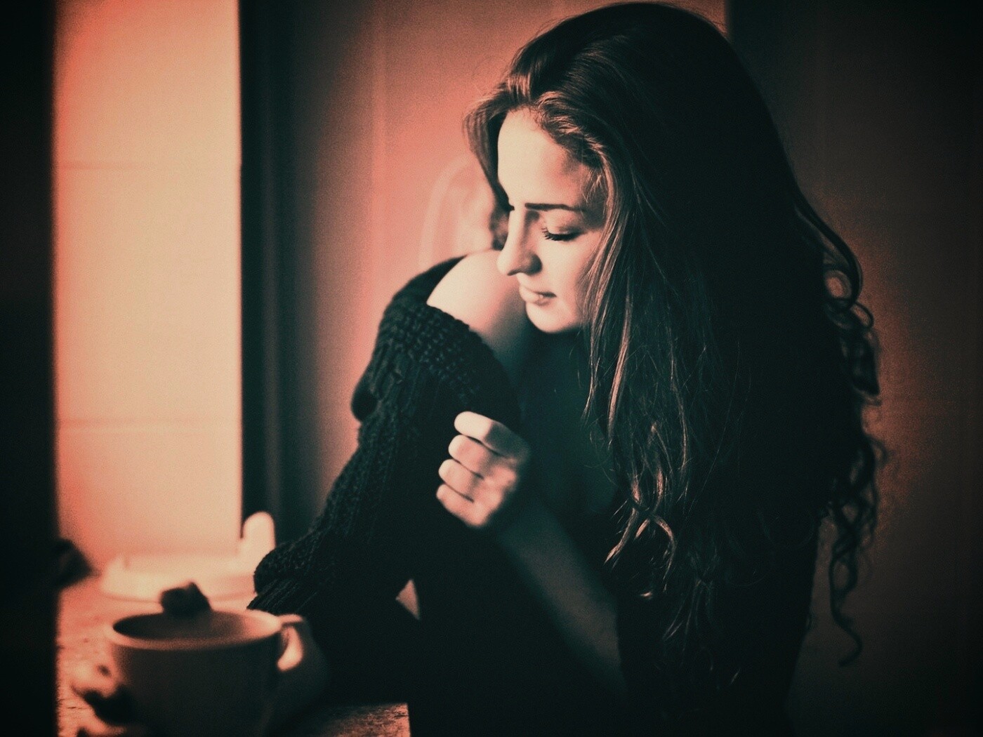 Обнаженное плечо и чашка кофе обои