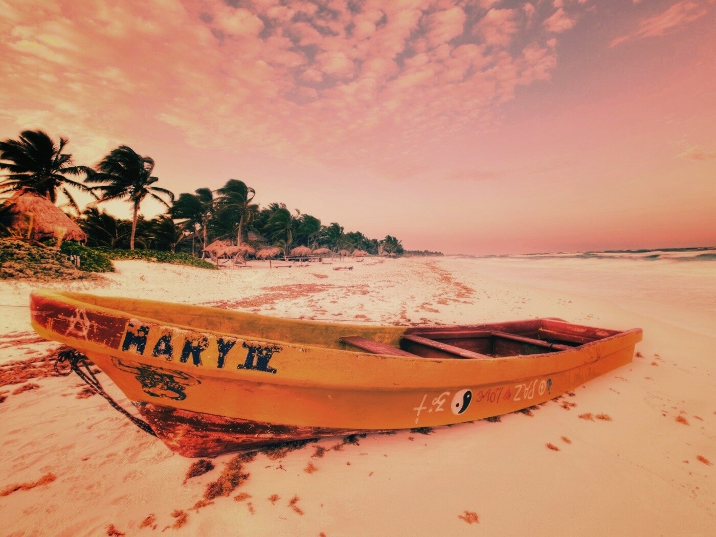 Лодка на берегу моря MARY IV обои