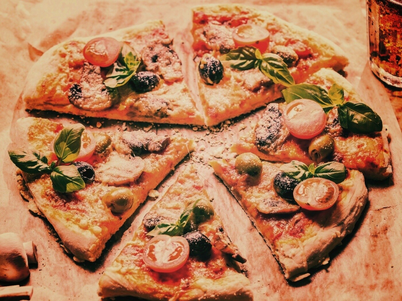 Сочная пицца с томатами и пармезаном обои