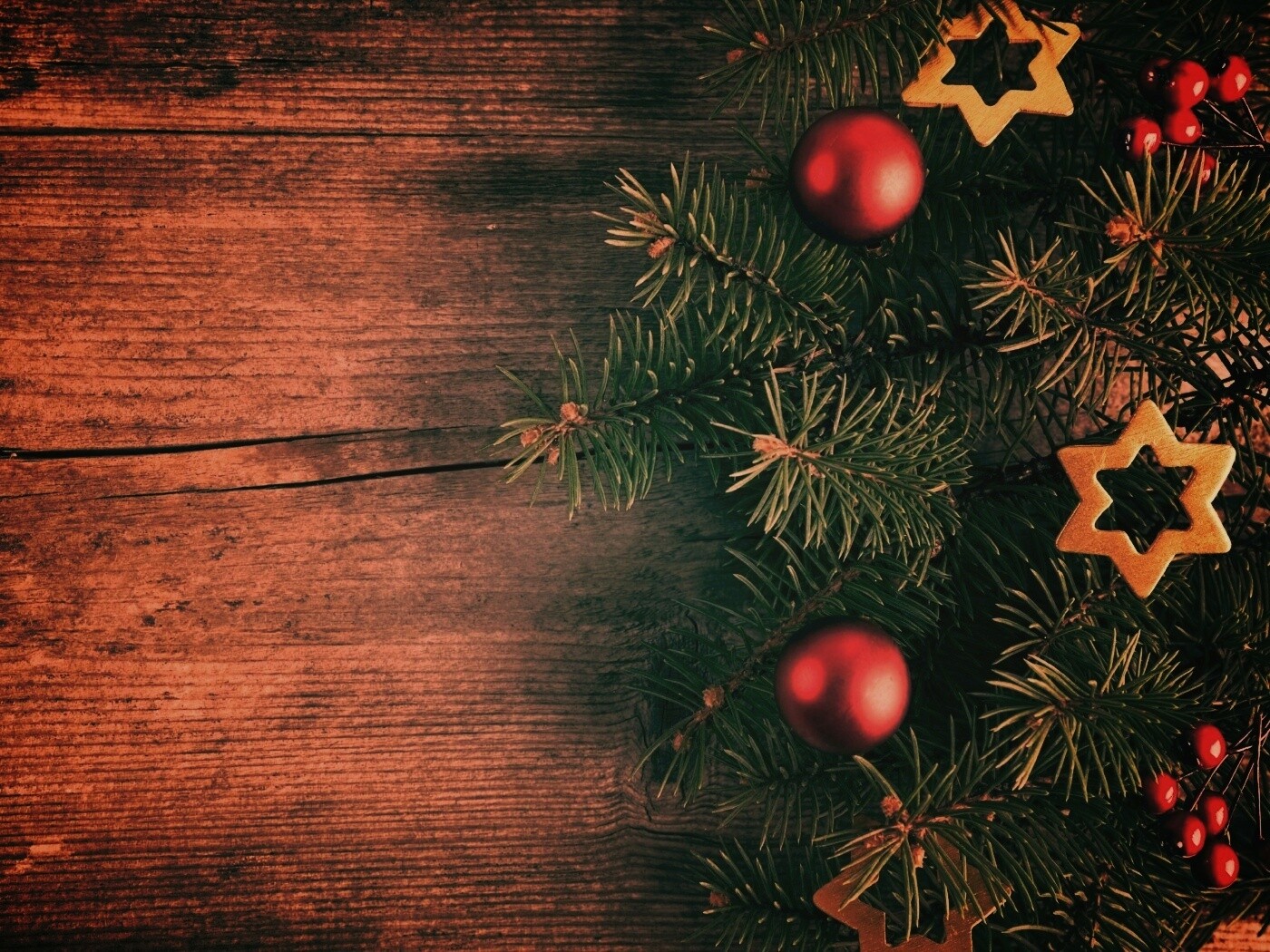 Новогодние игрушки на еловой ветке обои